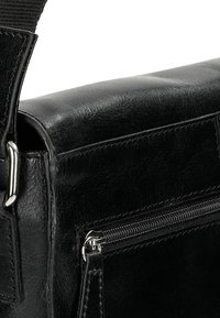 Borsa a tracolla nera in pelle con una texture liscia, tracolla regolabile e una tasca con zip sul lato per ulteriore spazio di stivaggio.