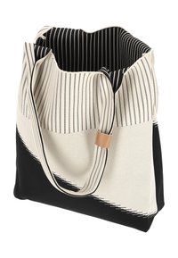 Tote bag met een gestructureerd ontwerp met zwarte en beige strepen, contrasterende texturen en een accent van een tan-kleurige riem.