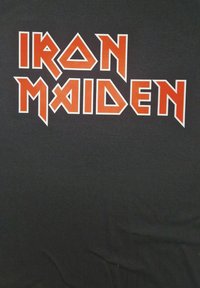 Černé tričko s výrazným, ostrým nápisem "IRON MAIDEN" v červené a bílé barvě. Hladká bavlněná tkanina s klasickým kulatým výstřihem.