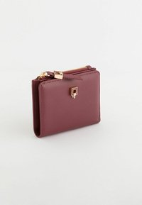 Portfel z syntetycznej skóry w kolorze bordowym z złotymi elementami, w kształcie prostokąta, z zamkiem błyskawicznym i małym ozdobnym emblematem na froncie.
