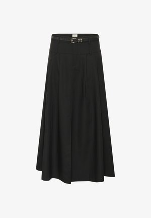 Jupe noire en tissu lisse avec un design évasé. Elle présente une taille ceinturée avec une boucle et des plis sur le devant.