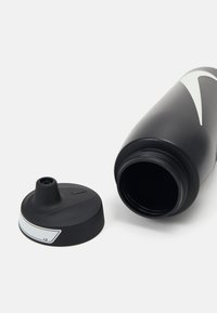 Zwarte plastic sportwaterfles met een taps toelopend ontwerp en een zwarte dop. Voorzien van een Nike-logo op de fles en een uitloop voor gemakkelijk drinken.