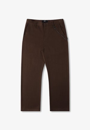 Ruskeat, suorat housut, jotka on valmistettu pehmeästä kankaasta. Housuissa on etutaskut ja oikealla puolella ketjusomiste.