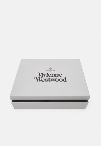Grå rektangulær boks med en jevn overflate, med den trykte logoen "Vivienne Westwood" i fet svart skrift på toppen.