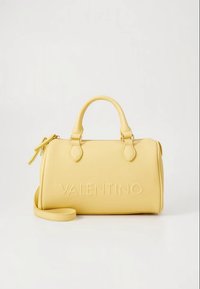 Gul läderhandväska med strukturerad yta, två övre handtag, avtagbar axelrem och präglad "VALENTINO"-logotyp framtill.