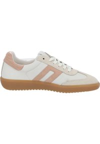 Sneaker bianca e beige con dettagli rosa, materiali in suede e pelle, punta rotonda, strisce laterali a contrasto e suola in gomma naturale.