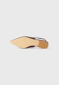 Sandal din piele netedă, de culoare maro, cu vârful ascuțit și spatele deschis. Prezintă o talpă plată, de nuanță deschisă, cu o textură subtilă. Design simplu, fără broderii.
