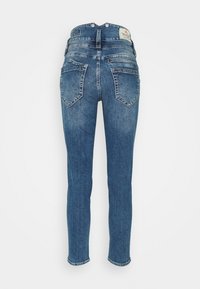 Jeans de ganga azuis com um corte justo, bolsos traseiros e um rótulo na cintura. Apresentam uma textura desbotada e detalhes clássicos de costura.