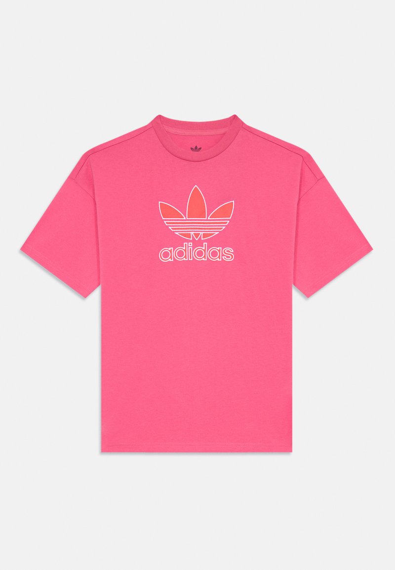T-shirt de algodão rosa com mangas curtas, apresentando o logótipo branco da Adidas e um emblema de flor impressos na frente. Textura lisa, design de gola redonda.