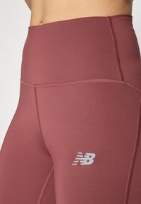 New Balance SLEEK HIGH RISE LEGGING - Pajkice - washed burgundy