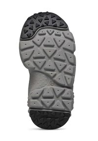 Podeszwa z gumy z teksturowaną szaro-skalną powierzchnią i trójkątnymi bieżnikami. Czarne akcenty wzdłuż krawędzi dla lepszej przyczepności. Wytłoczony numer "24".