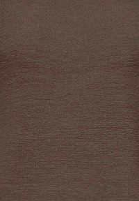 Tissu tricoté brun avec une surface texturée, présentant un motif subtil en ondulation. Le matériau semble doux et dense, adapté à l'habillement ou au rembourrage.