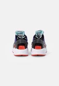 Nike Sportswear AIR HUARACHE UNISEX - Sapatilhas - concord/team orange/copa black white