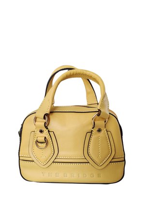 Borsa a mano in pelle gialla con dettagli neri, manici doppi, tasca frontale e logo stampato. Texture liscia con cuciture visibili.
