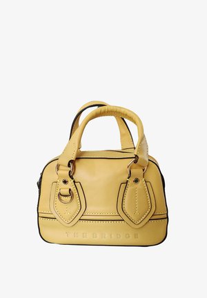 Borsa a mano in pelle gialla con dettagli neri, manici doppi, tasca frontale e logo stampato. Texture liscia con cuciture visibili.