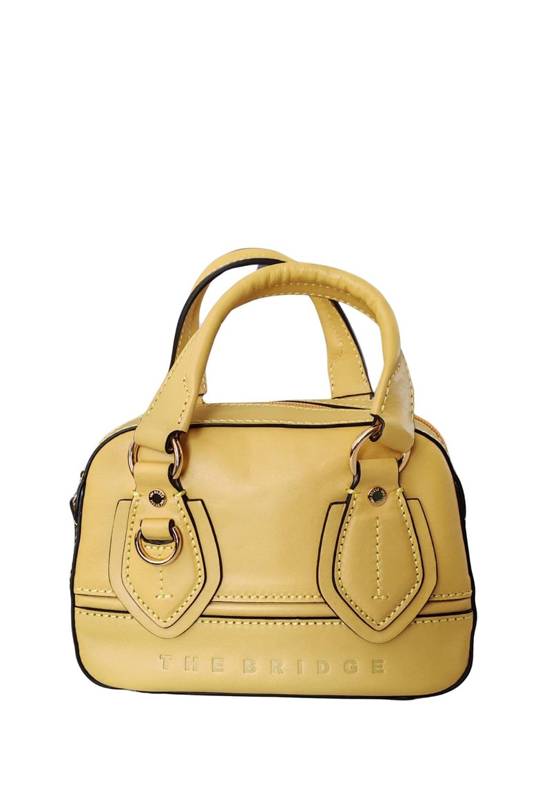 Borsa a mano in pelle gialla con dettagli neri, manici doppi, tasca frontale e logo stampato. Texture liscia con cuciture visibili.