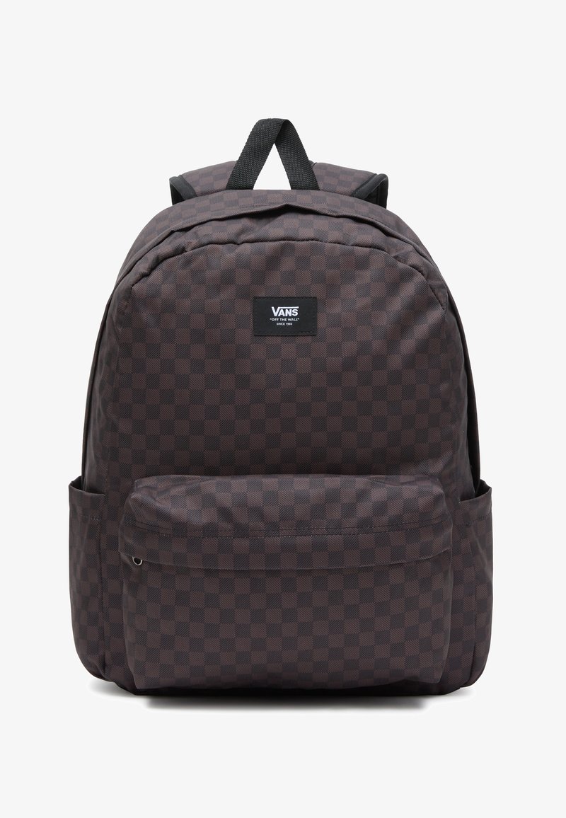 Plecak w ciemnobrązową kratkę z przednią kieszenią, miękkimi szelkami i uchwytem na górze. Na przedniej części znajduje się wszyta naszywka z logo Vans.