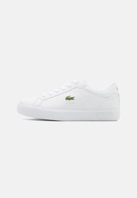 Vita lädersneakers med en stilren design, rund tå, snörning framtill, grönt broderat logotyp och texturerad vit gummisula.