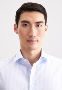 Lichtblauw gestreept overhemd met een button-up kraag. Heeft een soepele stoftextuur en subtiele verticale lijnen.