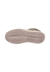 Suola di una scarpa con una base in gomma rosa testurizzata e un battistrada a motivo per aderenza e stabilità, progettata per l'uso all'aperto.