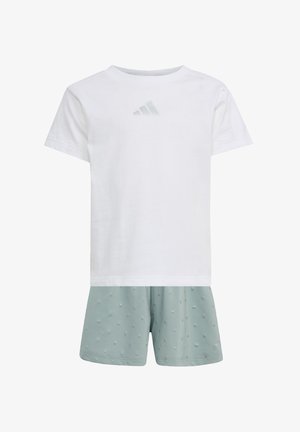 Λευκό βαμβακερό μπλουζάκι με ελαφρύ ανάγλυφο λογότυπο, συνδυασμένο με σορτς σε μέντα πράσινο χρώμα που διαθέτουν υφασμάτινο σχέδιο με μικρές ανάγλυφες κουκκίδες.