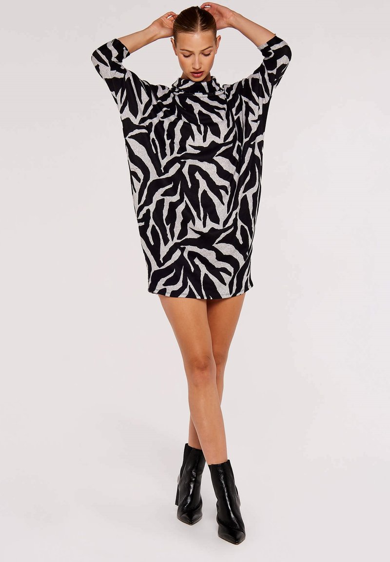 Schwarzes und graues, übergroßes Kleid mit Zebra-Streifenmuster, mit höherem Ausschnitt und drei Viertelärmeln, aus weichem, strukturiertem Stoff gefertigt.