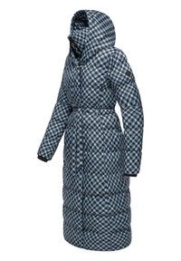 Lange pufferjas met een blauw en zwart geometrisch patroon, voorzien van een capuchon, een ceintuur in de taille en ribgebreide manchetten. Zachte, gewatteerde textuur.