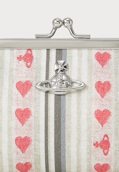 Clutch-Tasche aus strukturiertem Stoff mit rosa Herzen und grauen Streifen, akzentuiert mit einem silbernen Verschluss und einem dekorativen Hardware-Detail.