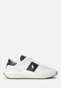 Męskie trampki z białą cholewką ze skóry, granatowymi akcentami i czarną naszywką z logo. Gumowa podeszwa z teksturowanym wykończeniem dla lepszej przyczepności.