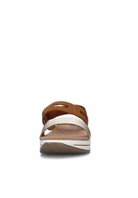 Sandal a infradito marrone e argento metallico con due larghe cinghie, design a intaglio, soletta testurizzata e suola bianca.