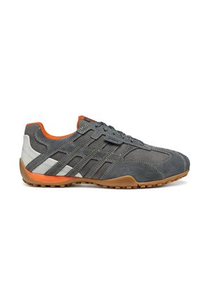 Szare zamszowe buty sportowe z pomarańczowym wnętrzem, jasnoszarymi akcentami, przeszywanym wzorem i gumową podeszwą z bieżnikiem.