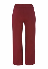 Hoch sitzende, weit geschnittene bordeauxfarbene Hosen mit elastischem Bund, glattem Stoff und ohne sichtbare Taschen, von hinten gezeigt.