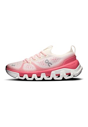 Hellrosa-weißer Sportschuh mit atmungsaktivem Mesh-Obermaterial, markanter segmentierter weißer Sohle und Zuglasche an der Ferse.