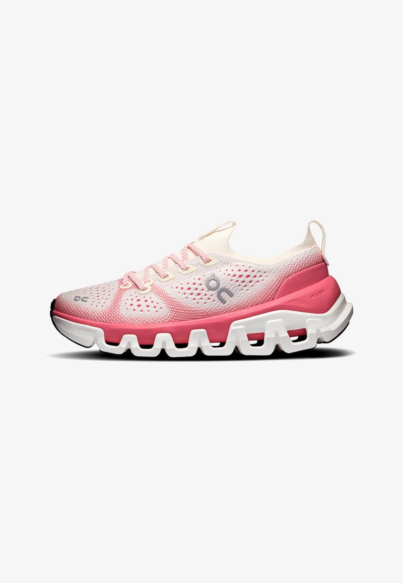 Chaussure de sport rose clair et blanche avec tige en mesh respirant, semelle blanche segmentée distinctive et languette au talon.