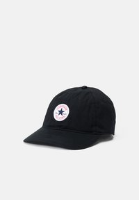 Cappellino da baseball in cotone nero con visiera curva, dotato di un patch circolare bianco centrale con una stella nera e il testo rosso "Converse All Star."