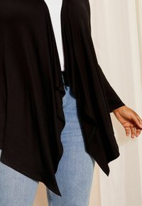 Curves Like These REGULAR FIT - Strickjacke - black