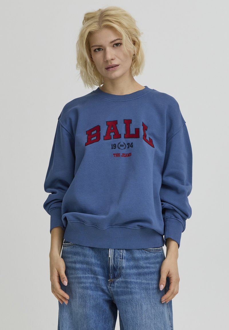 Sweat-shirt bleu avec l'inscription rouge "BALL", l'année "1974" et le texte "THE JEANS" ; doté de poignets et d'un ourlet côtelés, coupe décontractée.