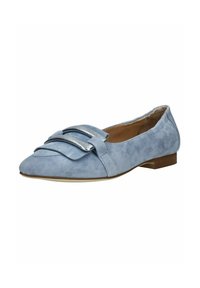 Ballerine in suede blu chiaro con punta affusolata, caratterizzate da cinturini decorativi sovrapposti e tacco basso marrone. Texture liscia con accenti minimi.