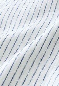 Gestreifter Baumwollstoff mit abwechselnden dünnen blauen und weißen Linien, einer strukturierten Oberfläche und einem dezenten Webmuster.