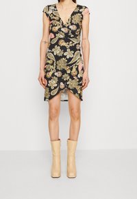 Svart blommig klänning med V-ringning, korta ärmar och omslagdesign. Har guld-, rosa- och gröna paisleymönster. Knälång med en mittsidspringa.