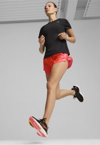 Puma FOREVER NITRO - Tekaški copati za cesto - black sunset glow sun stream