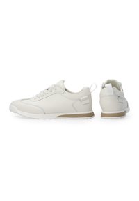 Hellgraue Sport-Sneaker mit einem glatten Lederoberteil, Schnürung vorne, gepolstertem Schaft und einem dezenten braunen Akzent an der Sohle.