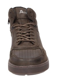 Braunlederne High-Top-Schuhe mit durchlöchertem Zehenbereich, runden Schnürsenkeln und seitlichem Reißverschluss. Verfügen über eine strukturierte Sohle und einen gepolsterten Schaft.