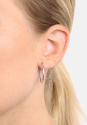 Orecchino a cerchio in argento con finitura lucida, forma circolare, dimensione media, design leggero, sospeso da un piccolo foro.
