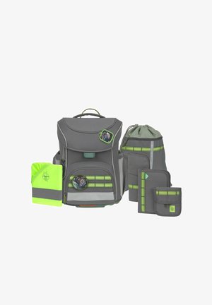 Ensemble de sac à dos gris comprenant un sac principal, une pochette à cordon et des accessoires. Orné de sangles et de ferrures vert vif, avec divers patchs.