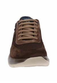 Sneaker marrone con materiali misti, dotato di tomaia in camoscio e mesh, chiusura con lacci piatti e suola in gomma resistente.