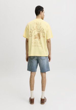 Jack & Jones, JORCOTEDAZUR LABEL BACK TEE - Majica kratkih rukava s printom - pastel yellow