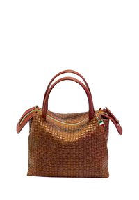 Geweven leren handtas in warm bruin met een gestructureerd patroon, dubbele ronde handvatten en een ritssluiting met meerkleurige accenten.