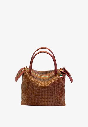 Geweven leren handtas in warm bruin met een gestructureerd patroon, dubbele ronde handvatten en een ritssluiting met meerkleurige accenten.