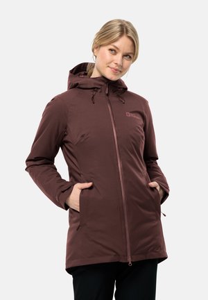 Chaqueta impermeable burdeos con capucha, cierre frontal de cremallera y dos bolsillos laterales. Cuenta con cordones ajustables y una textura suave.